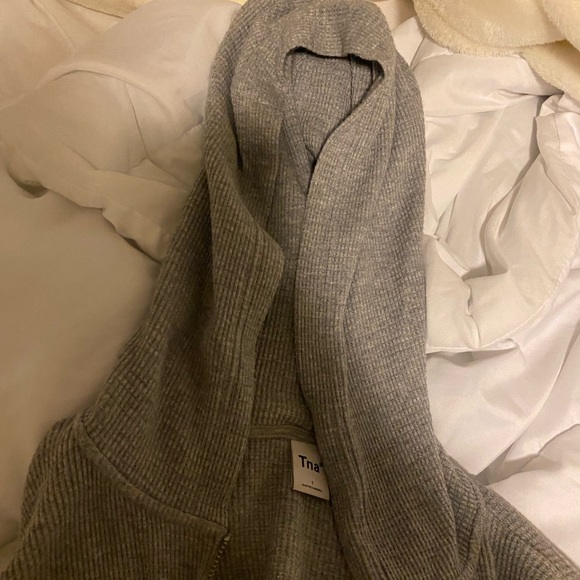 Aritzia TNA cropped gray ribbed hoodie - Picture 4 of 4